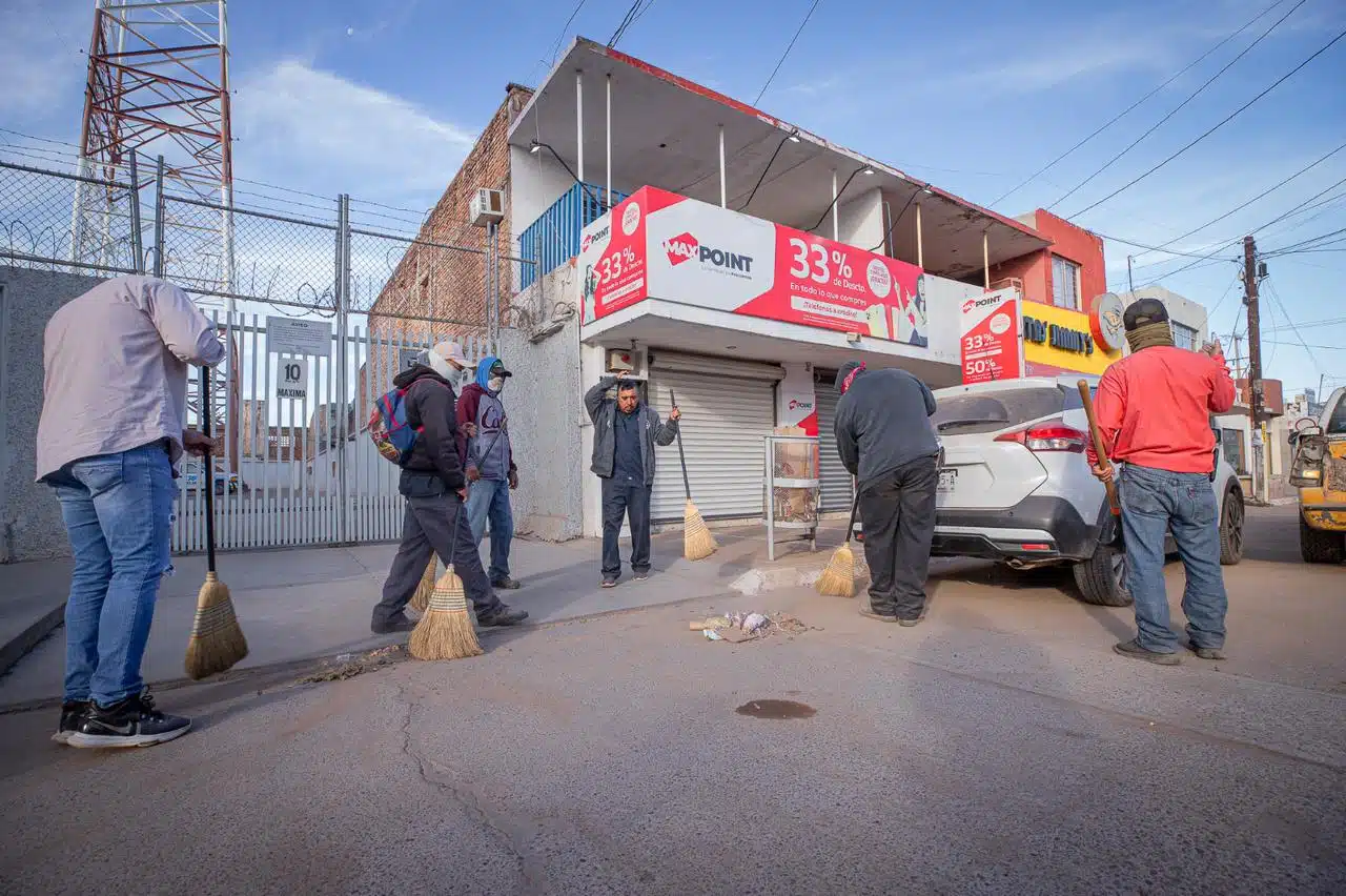 Personas limpiando una calle de Guasave