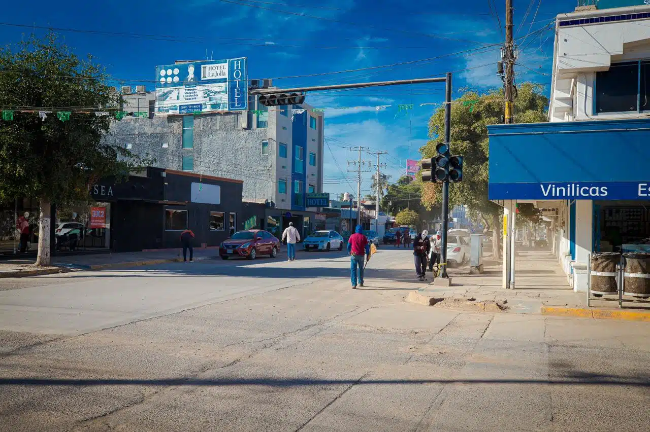 Personas limpiando una calle de Guasave