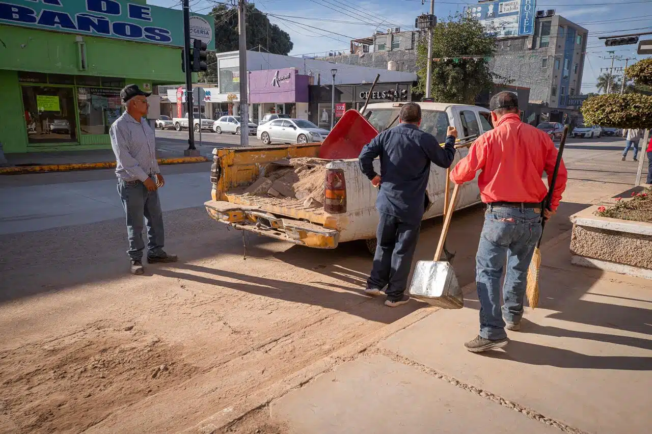 Una camioneta con tierra en Guasave