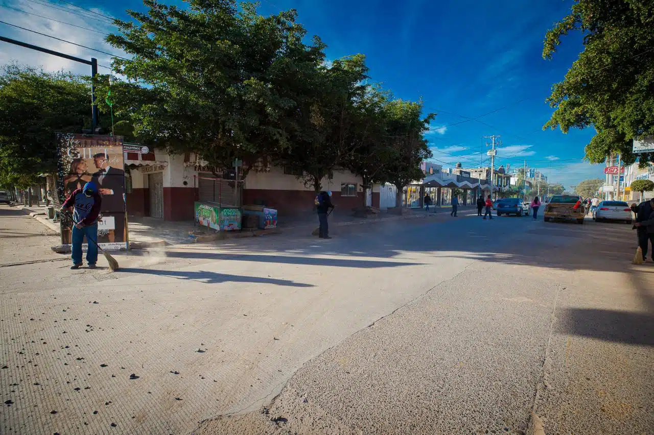 Personas limpiando una calle de Guasave