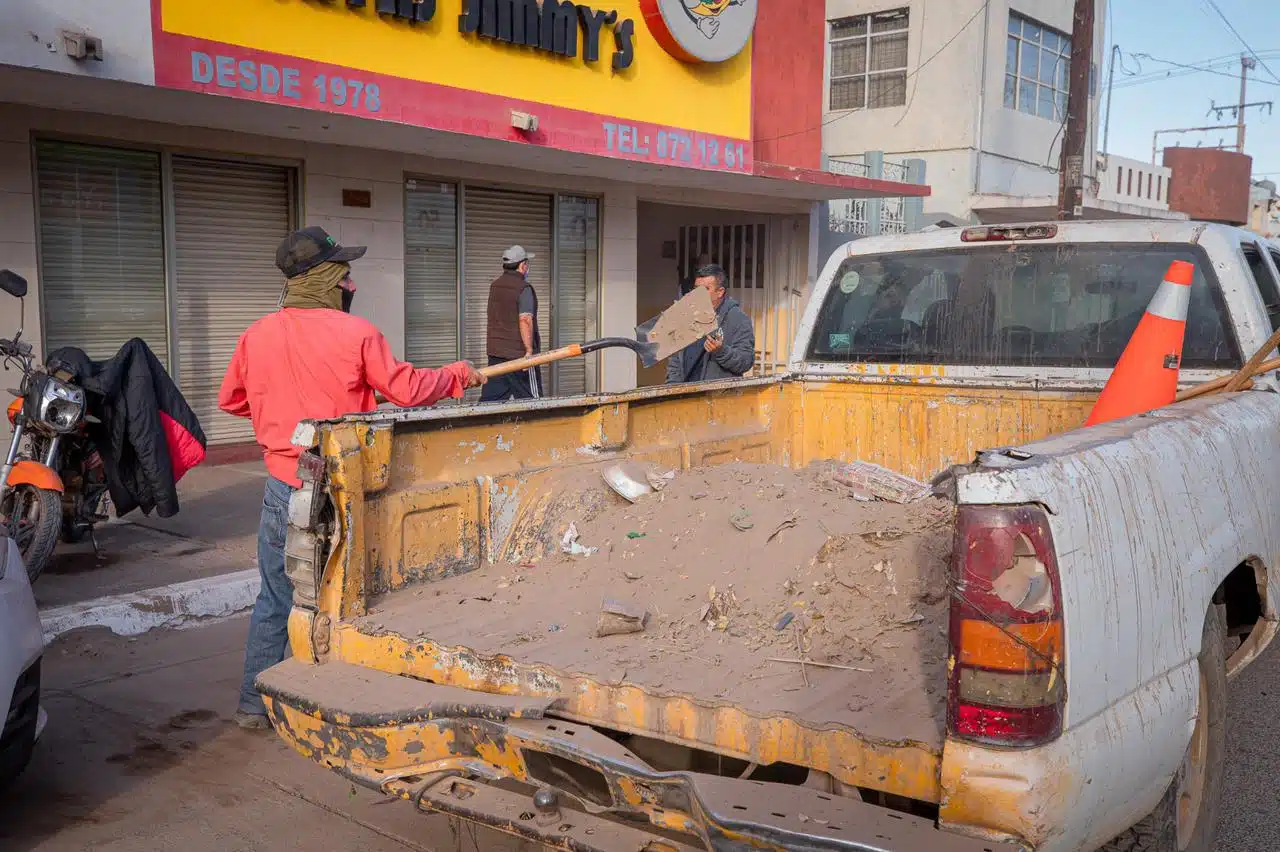 Una camioneta con tierra en Guasave