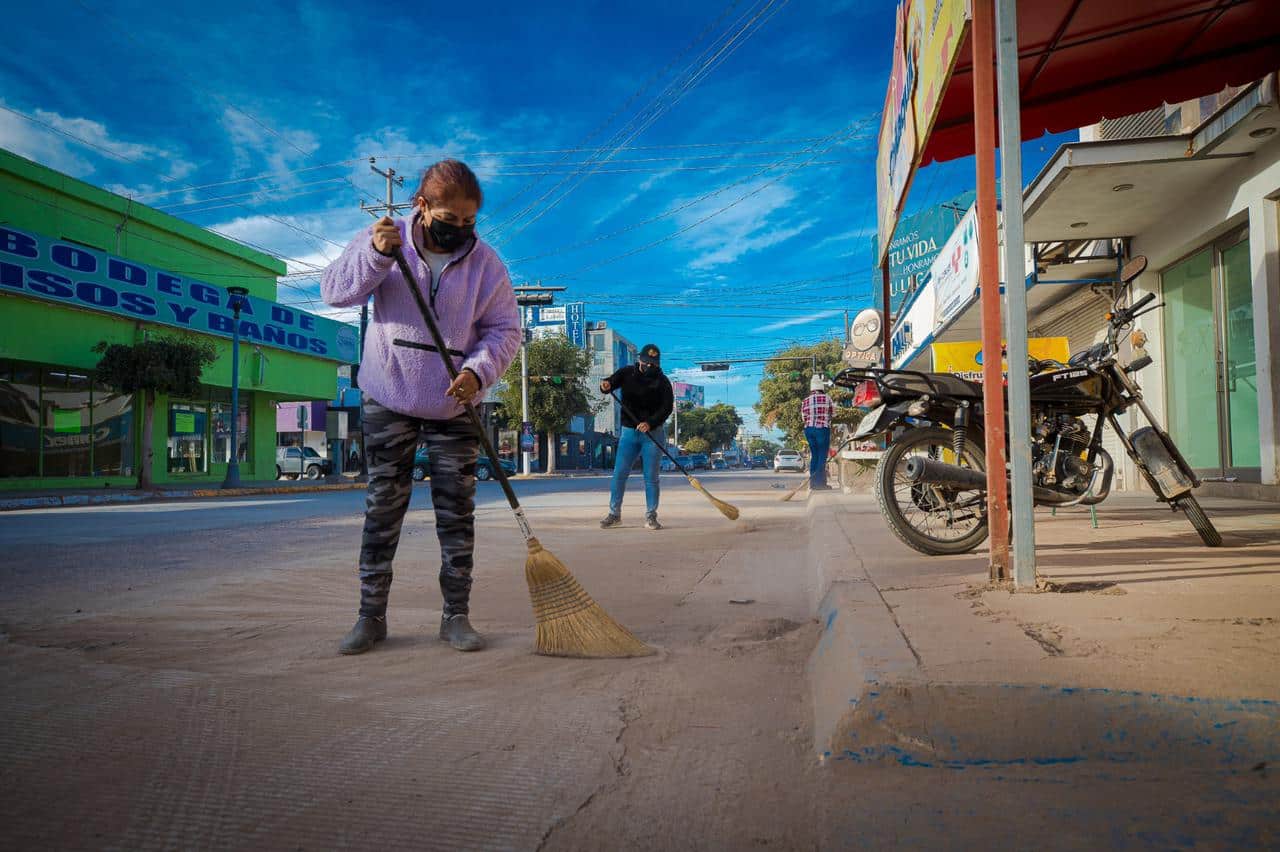 Personas limpiando una calle de Guasave