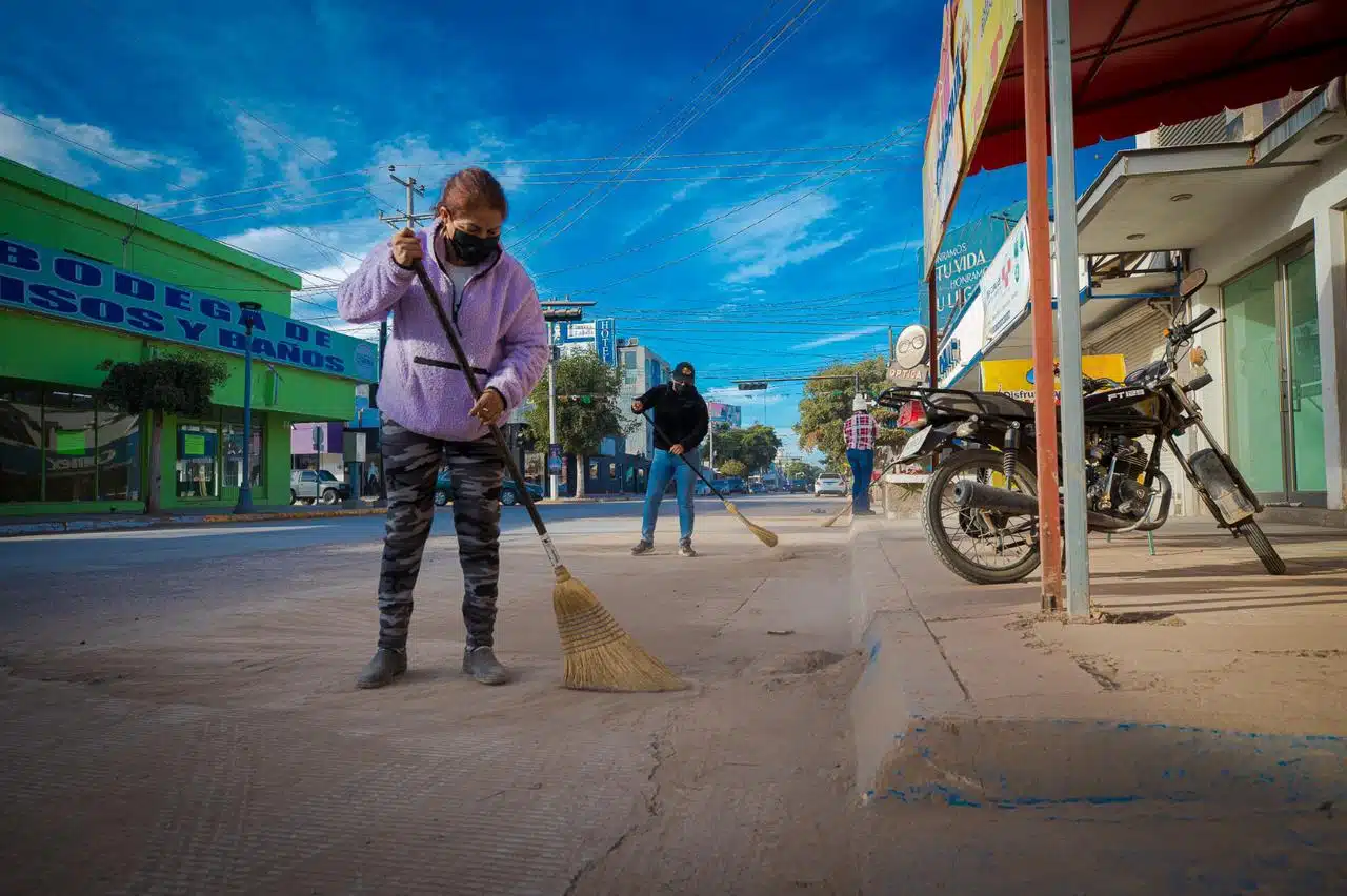 Personas limpiando una calle de Guasave