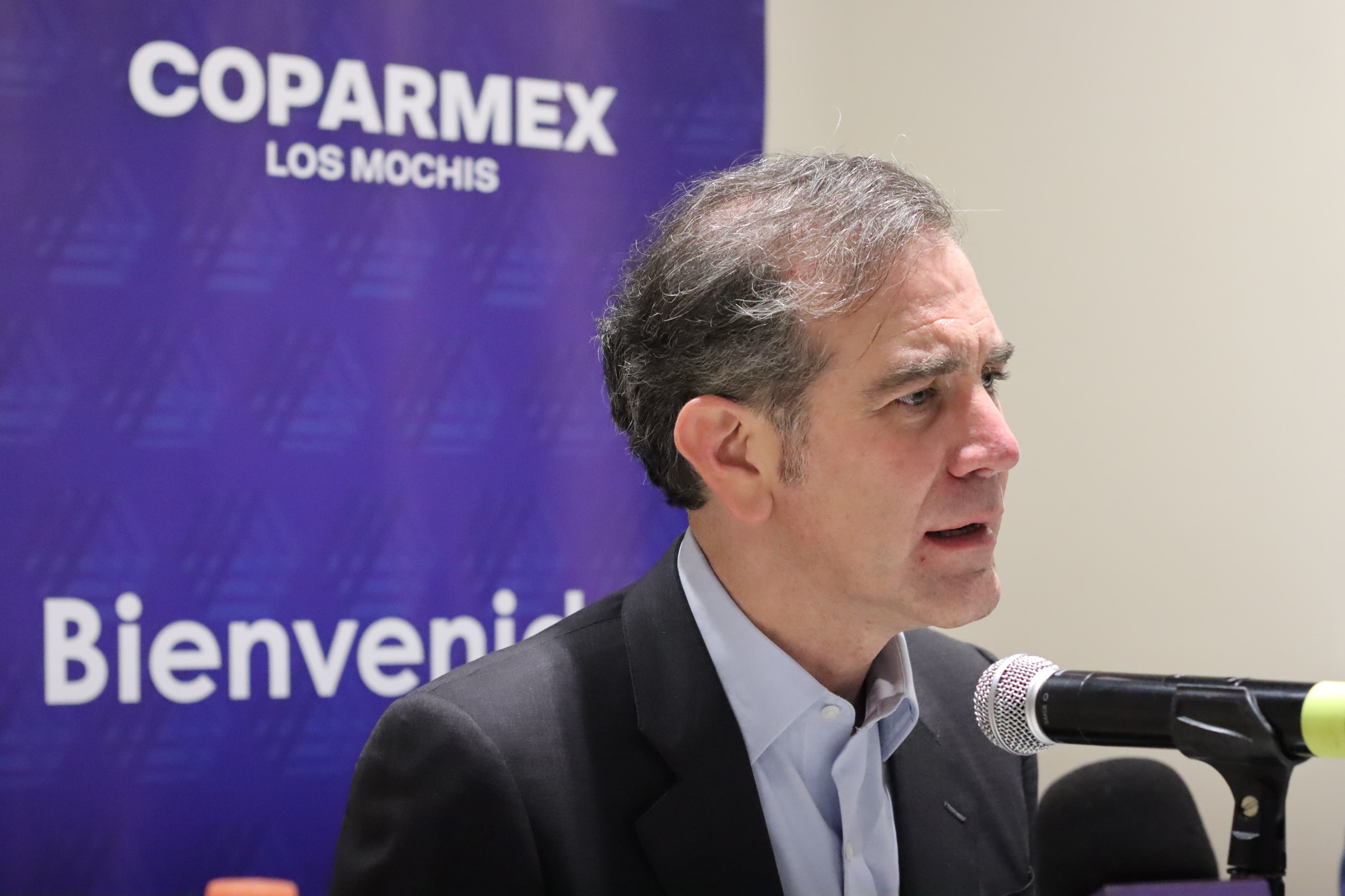 Lorenzo Córdova frente al micrófono en rueda de prensa