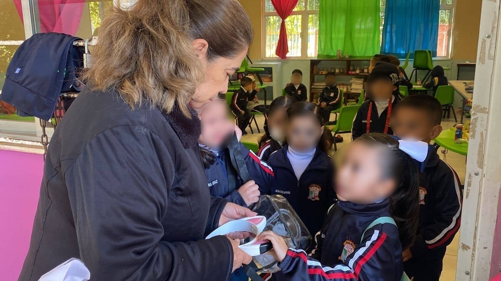 Maestro y alumnos en un aula en el regreso a clases en Guasave