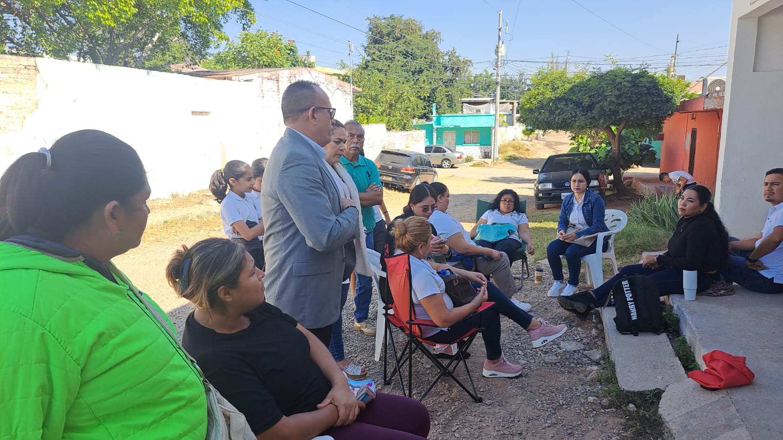 Maestros y padres de familia de la primaria 