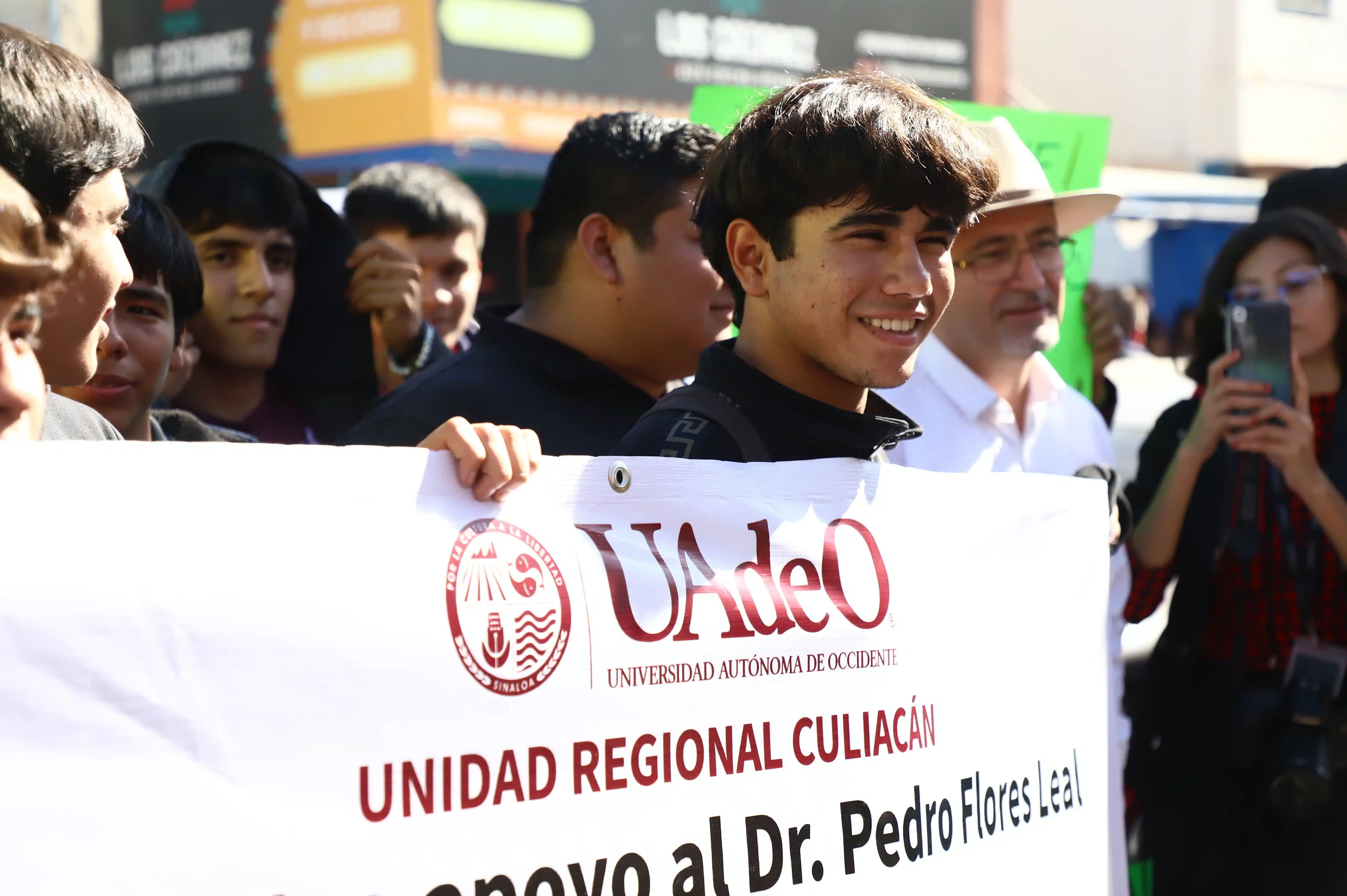Personas en las instalaciones de la UAdeO en Culiacán