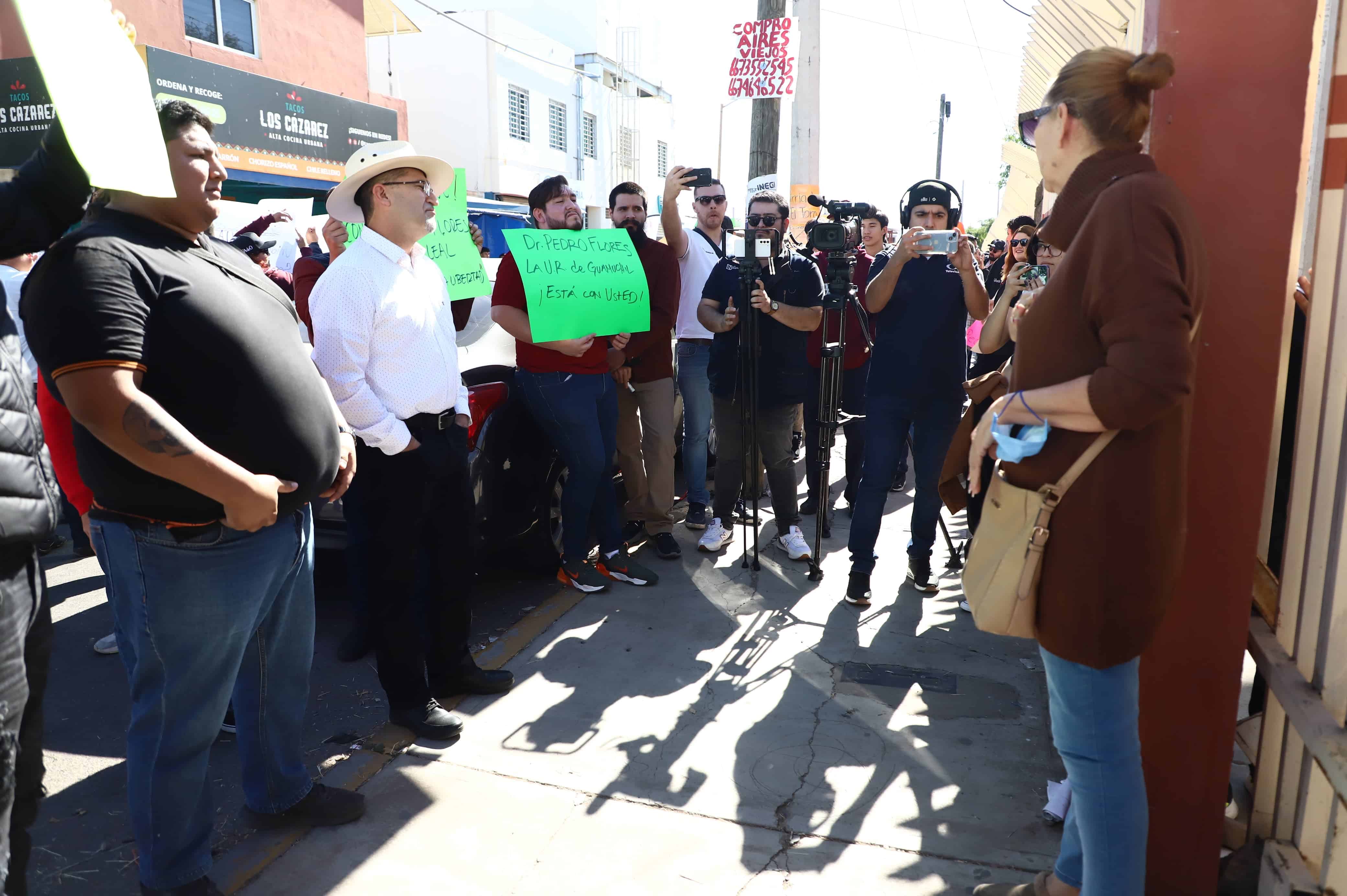 Personas en las instalaciones de la UAdeO en Culiacán