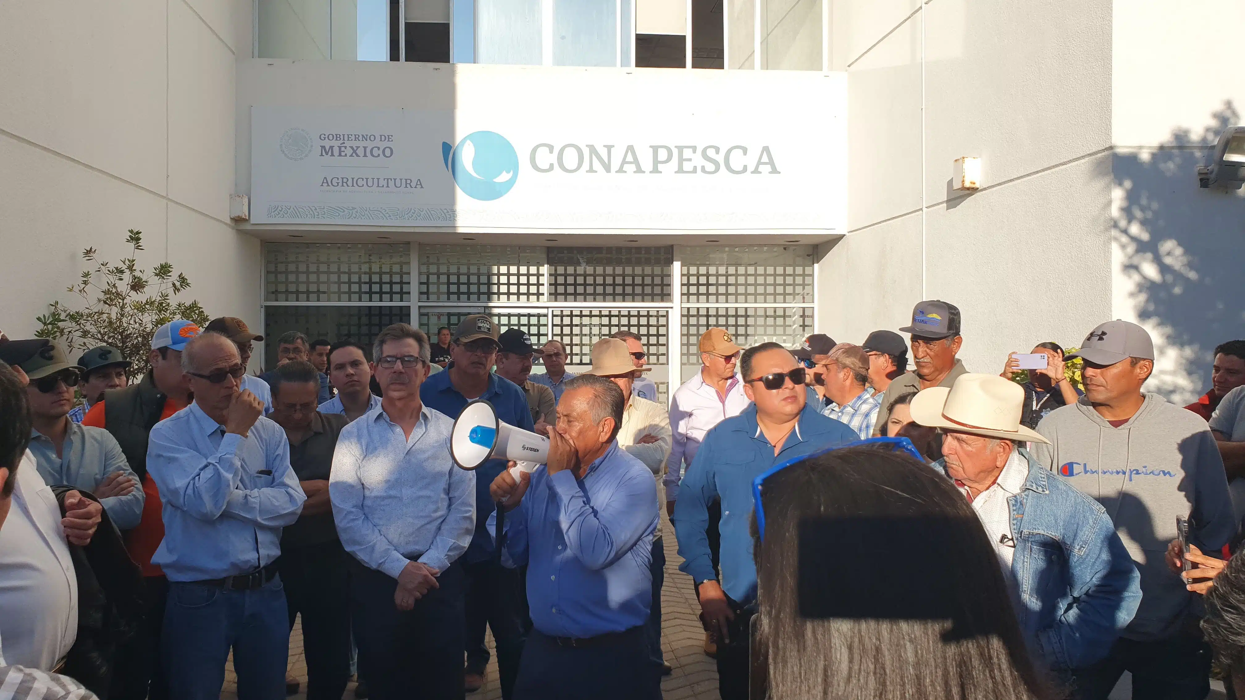 Pescadores marcharon hasta las instalaciones de la Comisión Nacional de Pesca y Acuacultura (Conapesca) en Mazatlán.