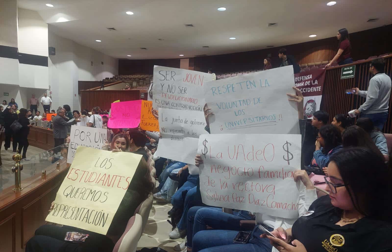 Estudiantes de la UAdeO se manifiestan en Congreso del Estado.