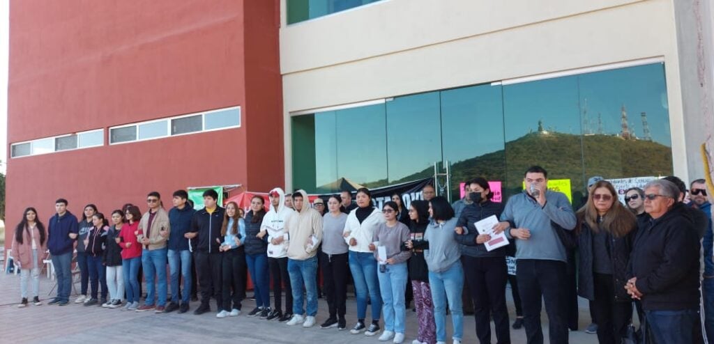 Manifestantes afuera de Rectoría en UAdeO Los Mochis.