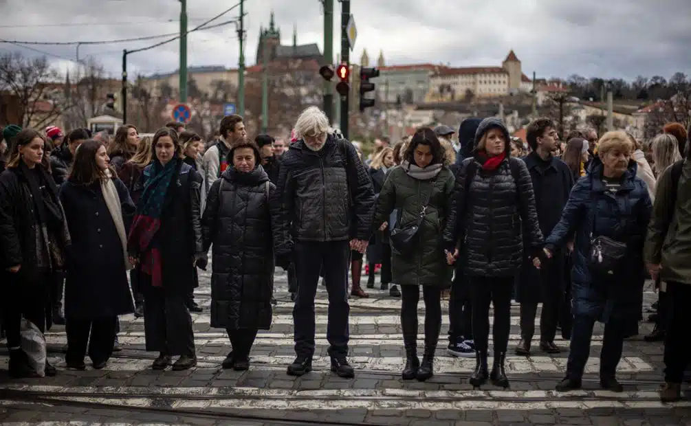 Marchan en Praga para honrar a víctimas de la masacre del 21 de diciembre