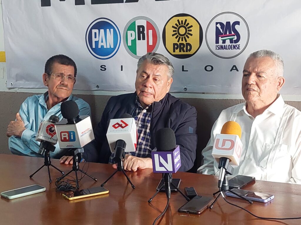 Marco Antonio García Espinoza, Salomón Monárrez Meraz y Humberto Domínguez Betancourt en conferencia de prensa con los medios de comunicación en Culiacán