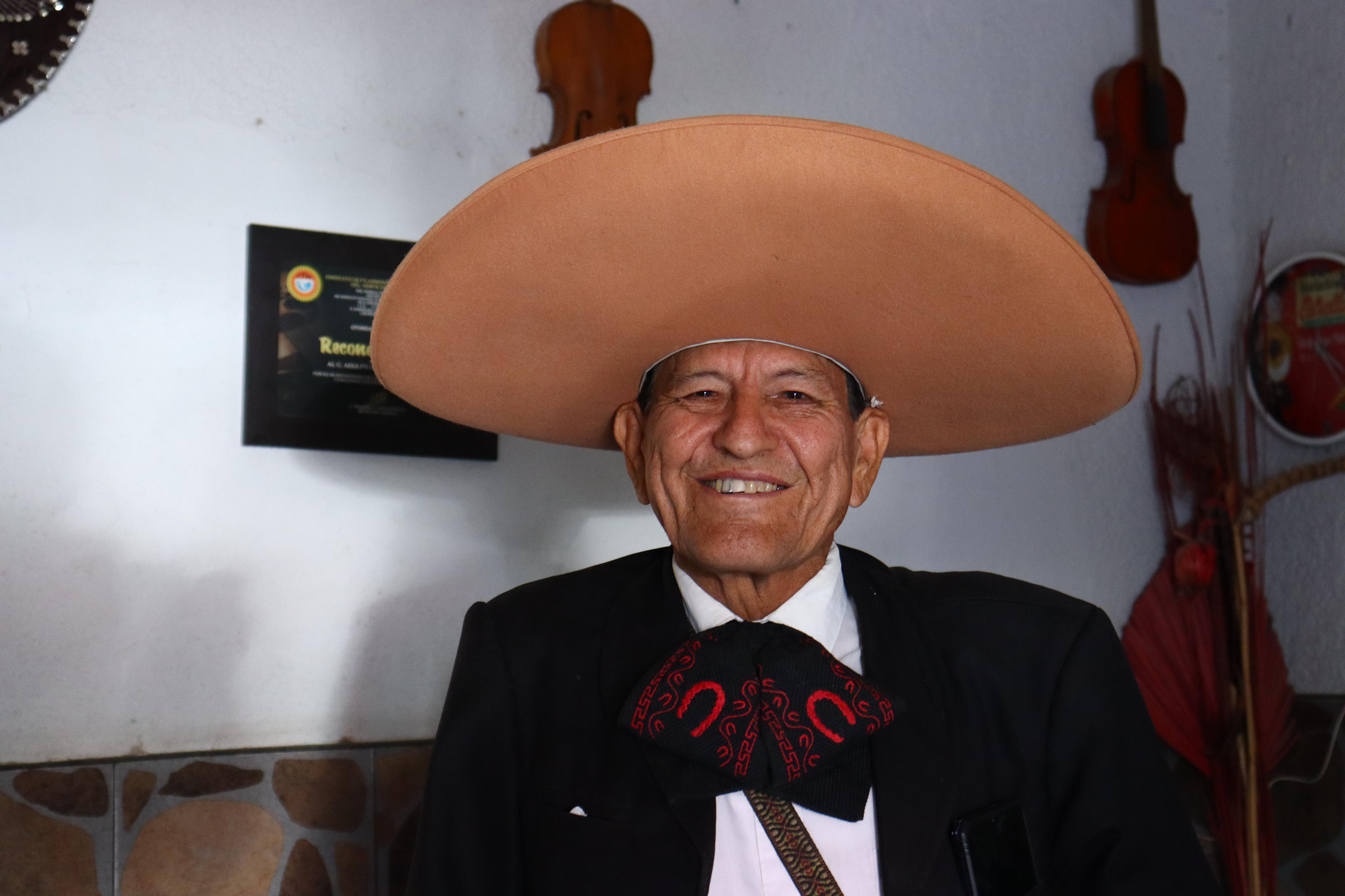 Adulfo López Palazuelos, más conocido como “El Lic”, es músico y cantante mariachi