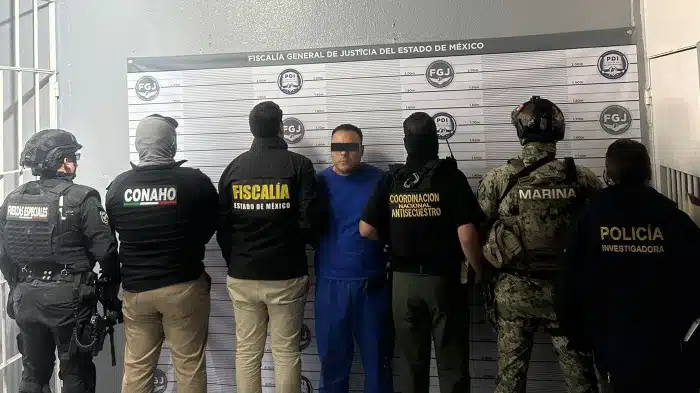 Marinos y policías con detenido