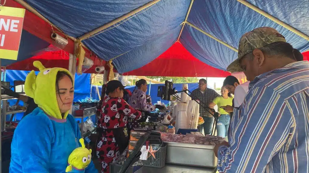 Venta de mariscos preparados en Mazatlán