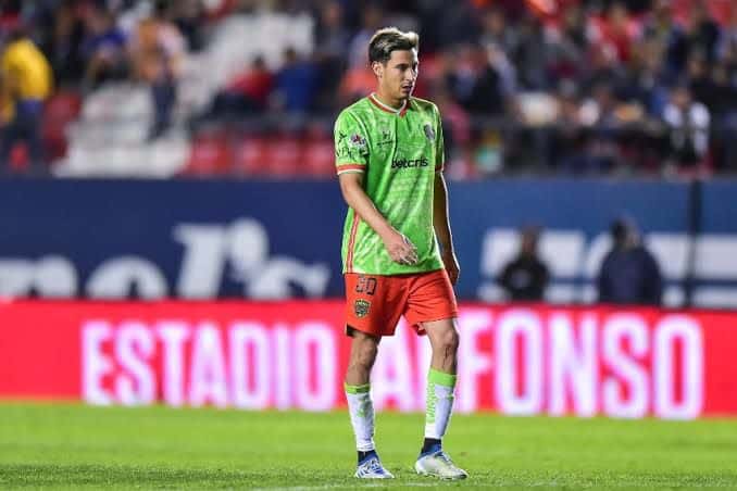 Mauro Lainez con el uniforme del equipo de futbol Juárez FC