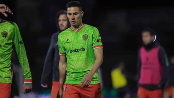 Mauro Lainez con el uniforme del equipo de futbol Juárez FC