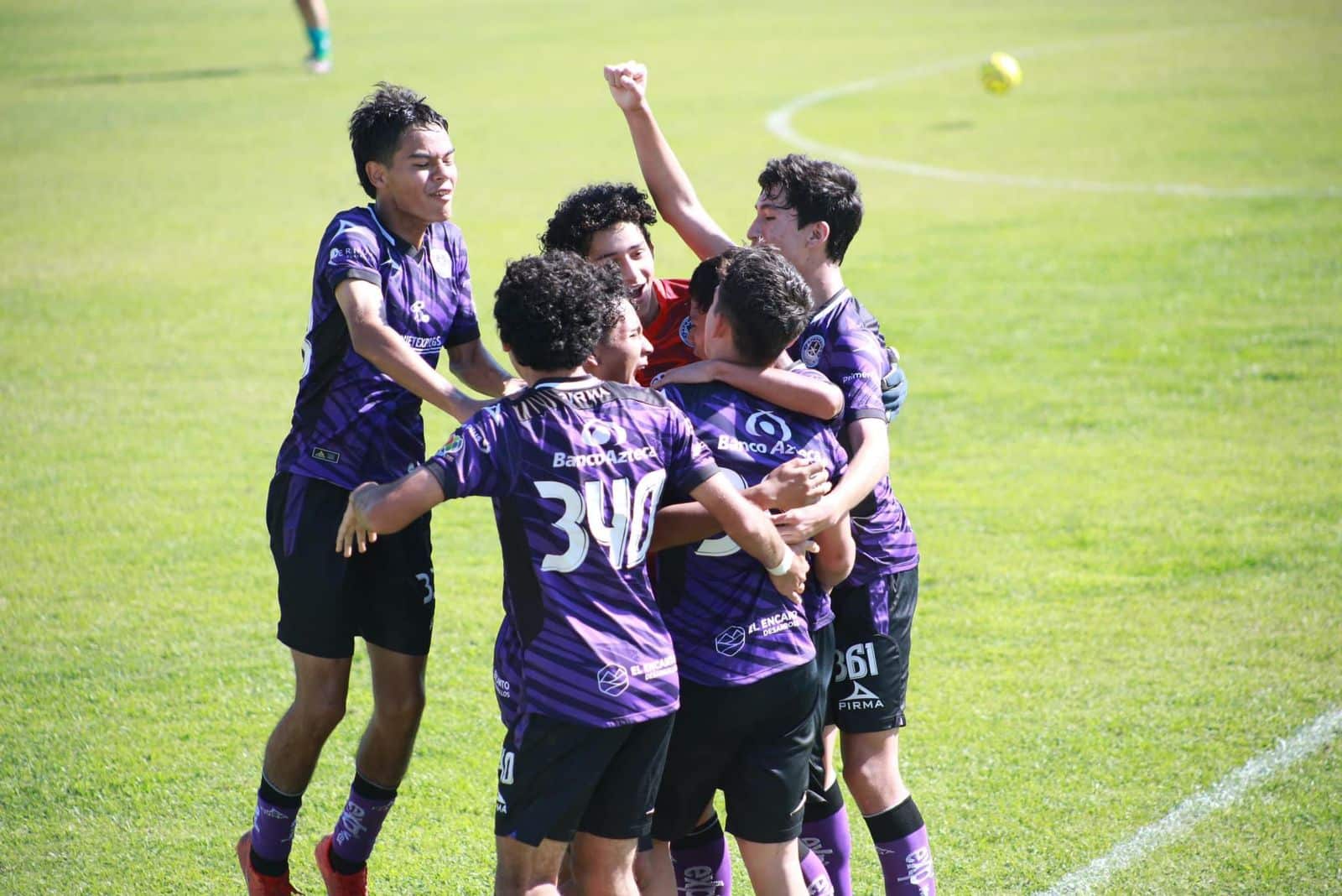 Jugadores del Mazatlán FC en la cancha de futbol