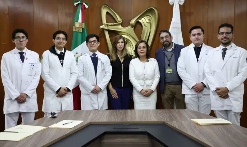 IMSS reconoce a médicos que se convirtieron en chambelanes para su paciente