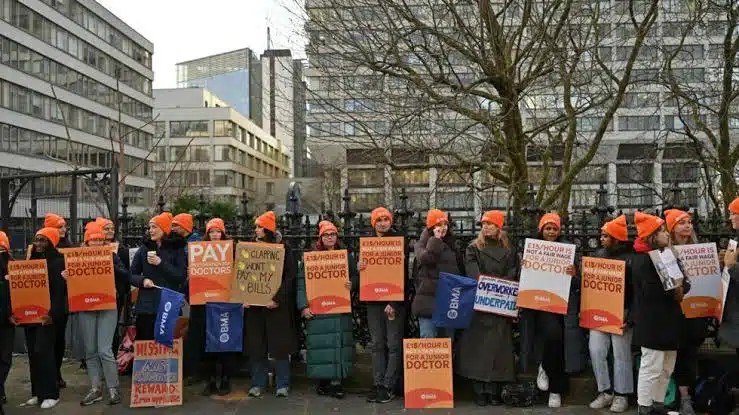Médicos en Inglaterra inician huelga; piden mejoras salariales