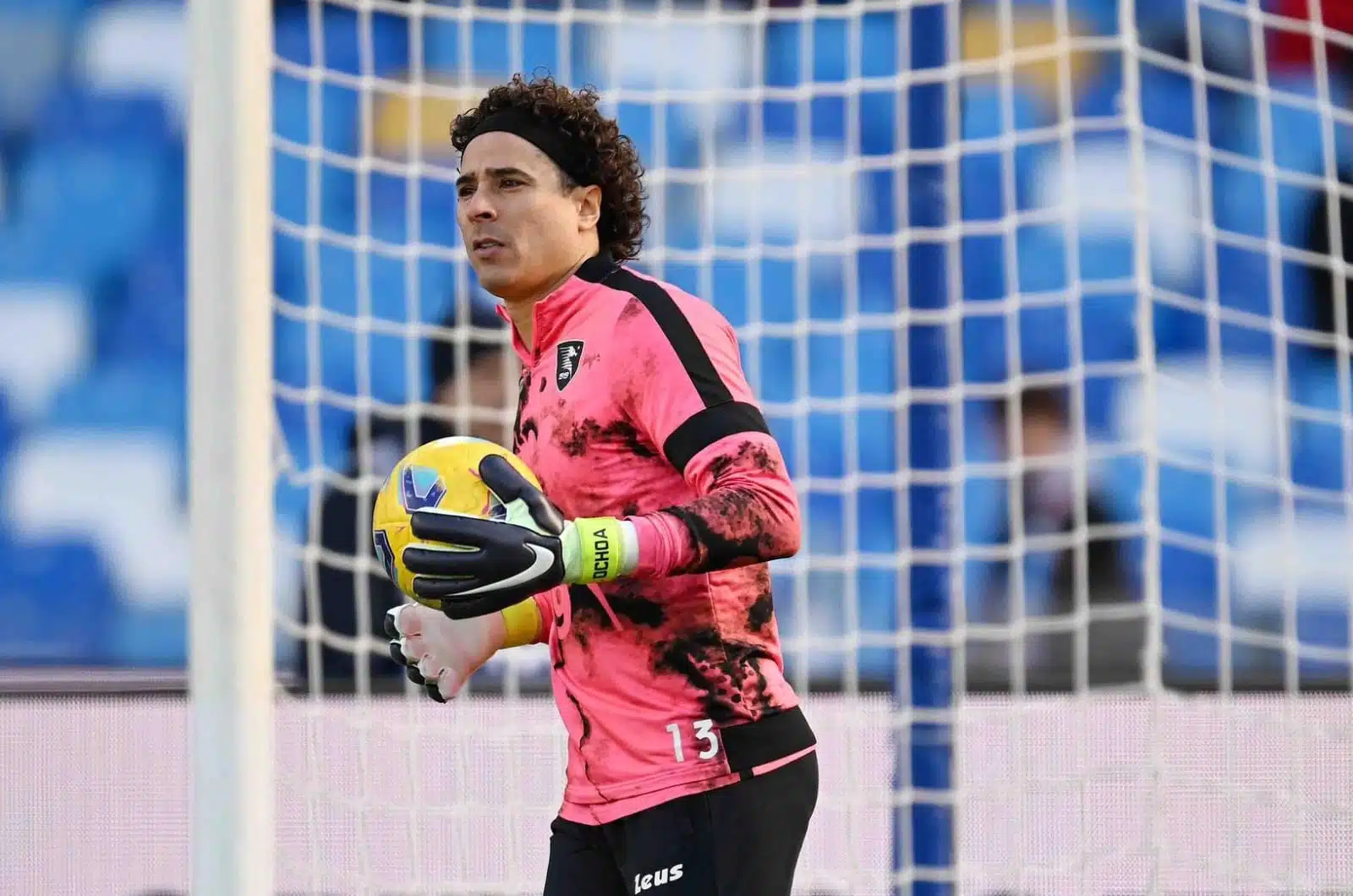 Memo Ochoa en la portería con un balón en las manos