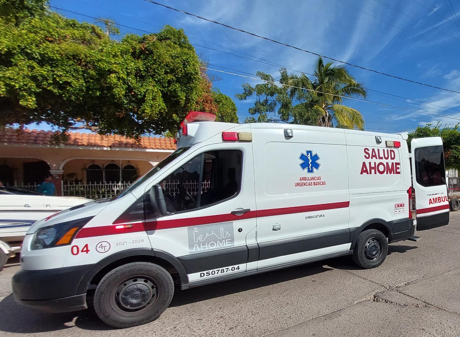 Paramédicos le prestaron los primeros auxilios al menor.