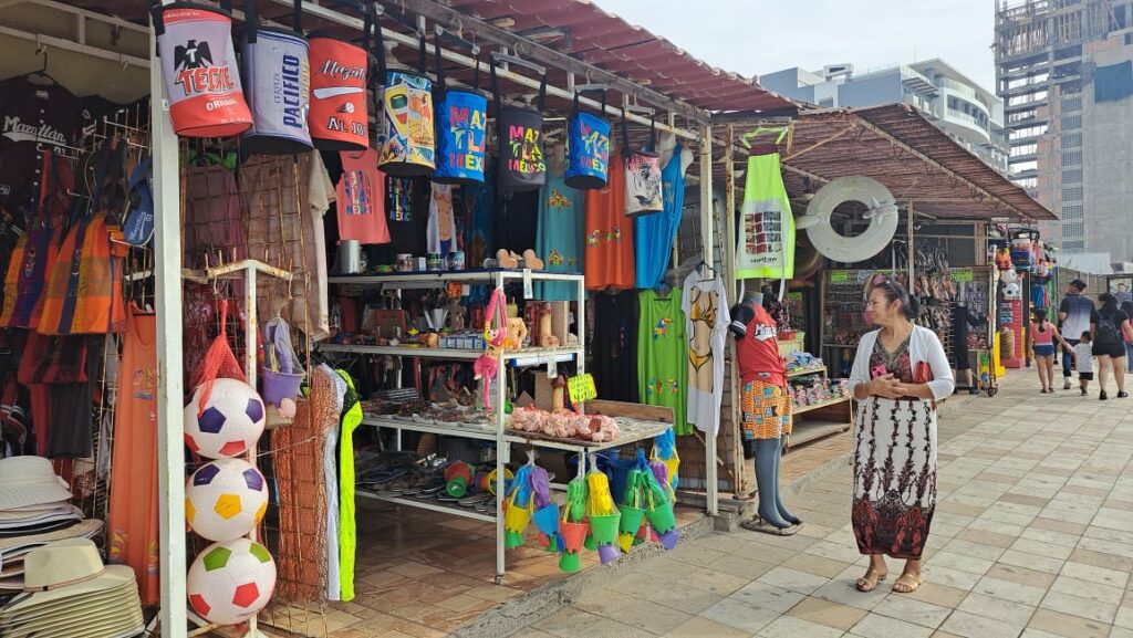 Mercado de artesanías “Jacarandas” en el malecón de Mazatlán