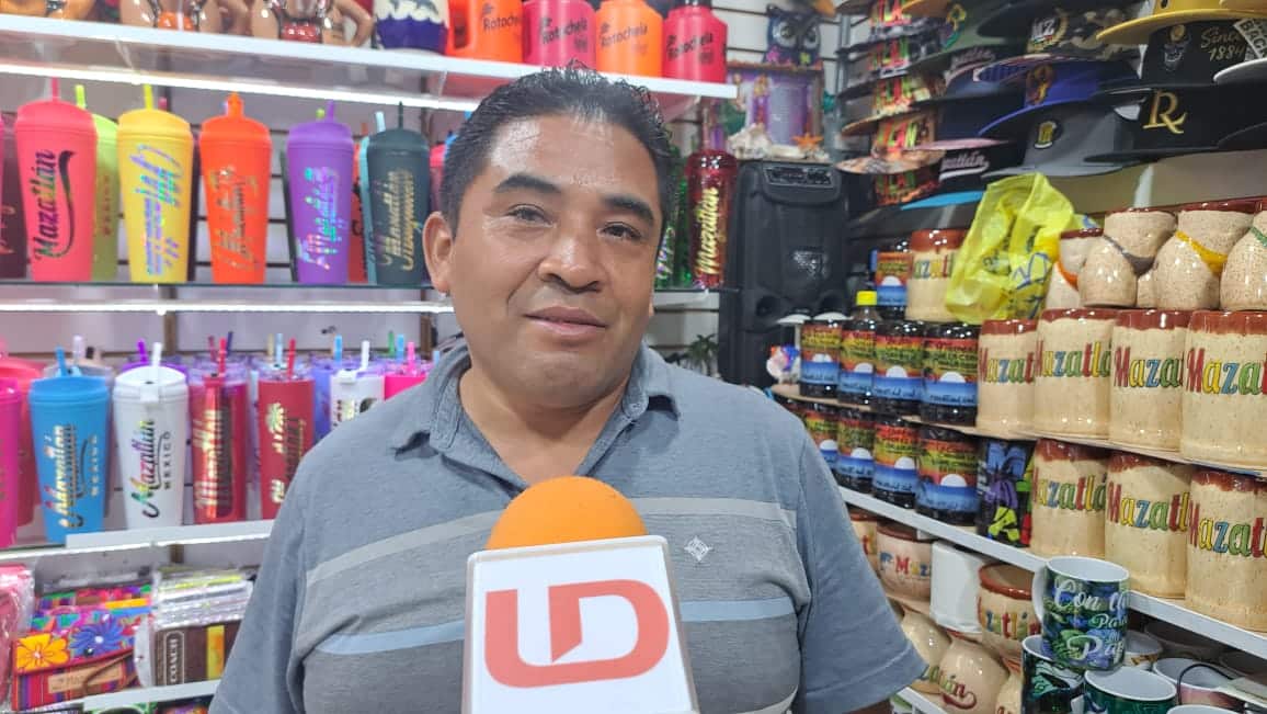 Comerciante del mercado de artesanías “Jacarandas” en el malecón de Mazatlán