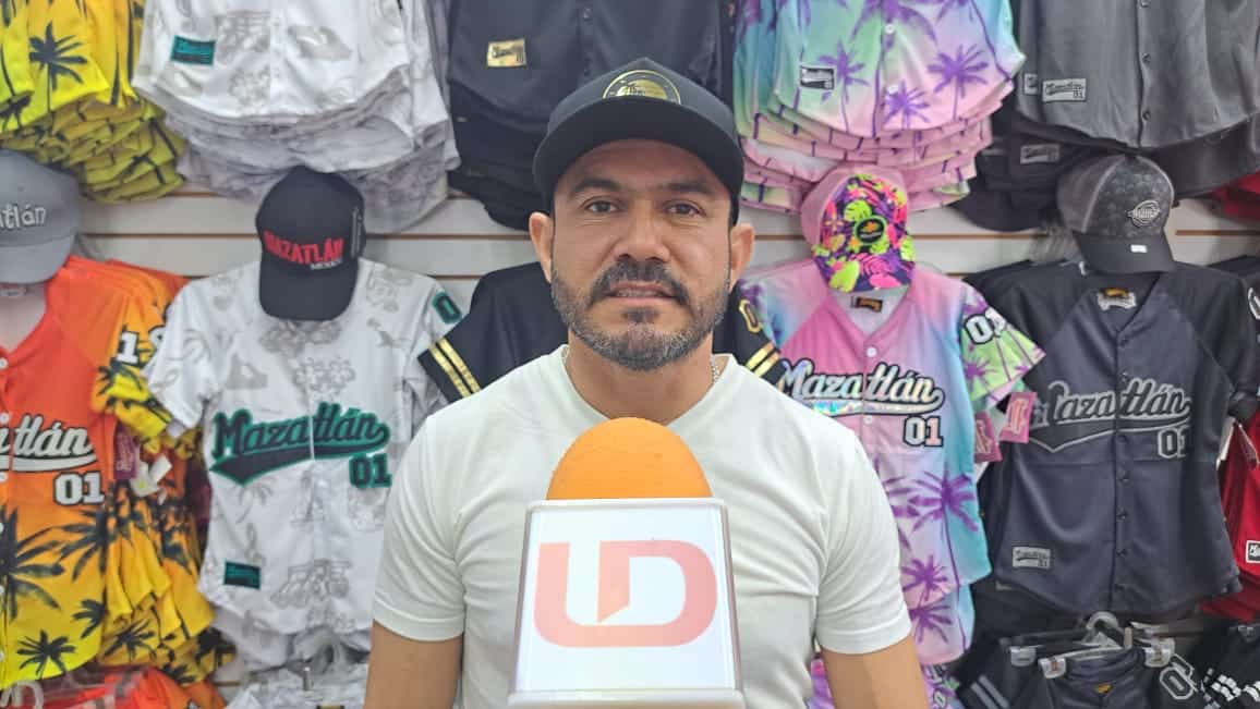 Comerciante del mercado de artesanías “Jacarandas” en el malecón de Mazatlán