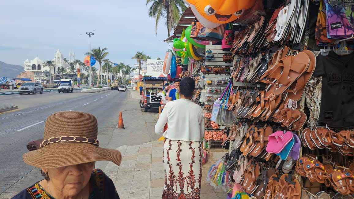 Mercado de artesanías “Jacarandas” en el malecón de Mazatlán