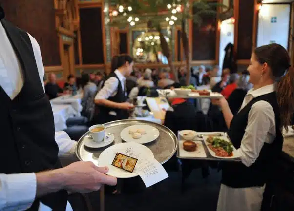 Trabajadores del servicio en restaurante