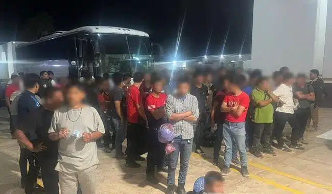 Migrantes hacinados en autobús