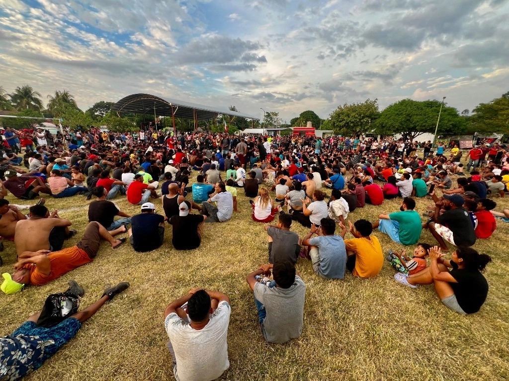 Miles de migrantes que iban en caravana se entregan al INM en Chiapas