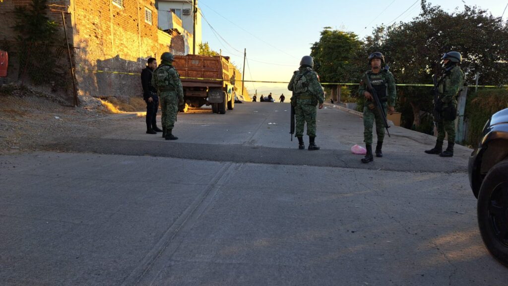 Militares y cinta amarilla delimitando el área donde encontraron el cuerpo de un hombre calcinado en Culiacán