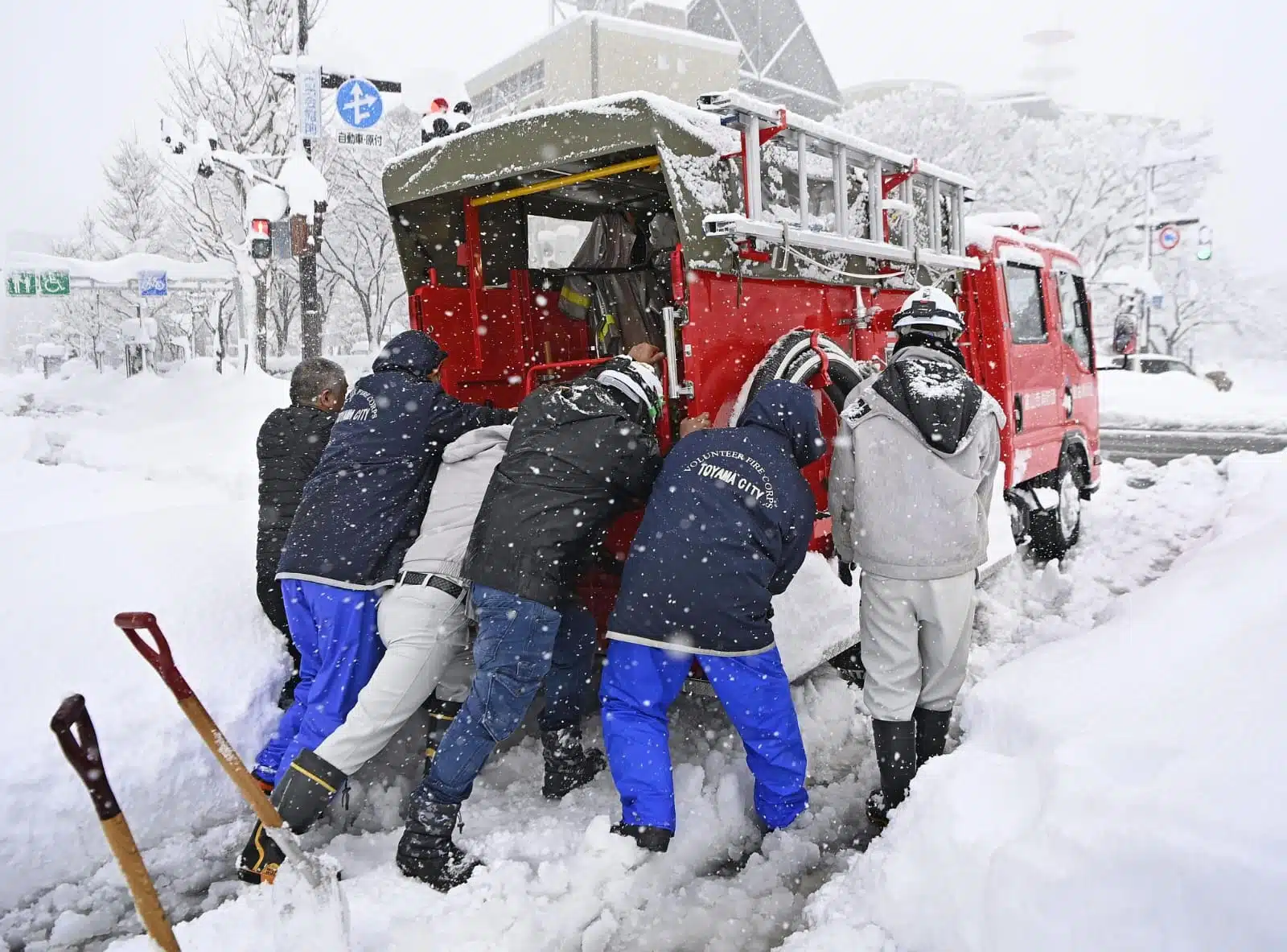 Militares ayudan a más de 800 vehículos varados tras las nevadas en Japón