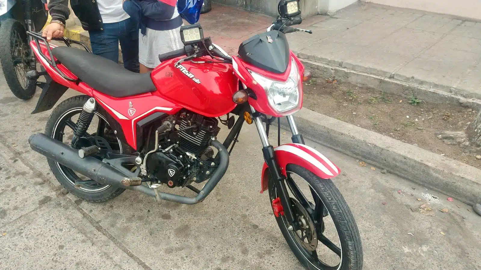 Motocicleta robada en la que viajaba José David cuando lo detuvieron en Culiacán
