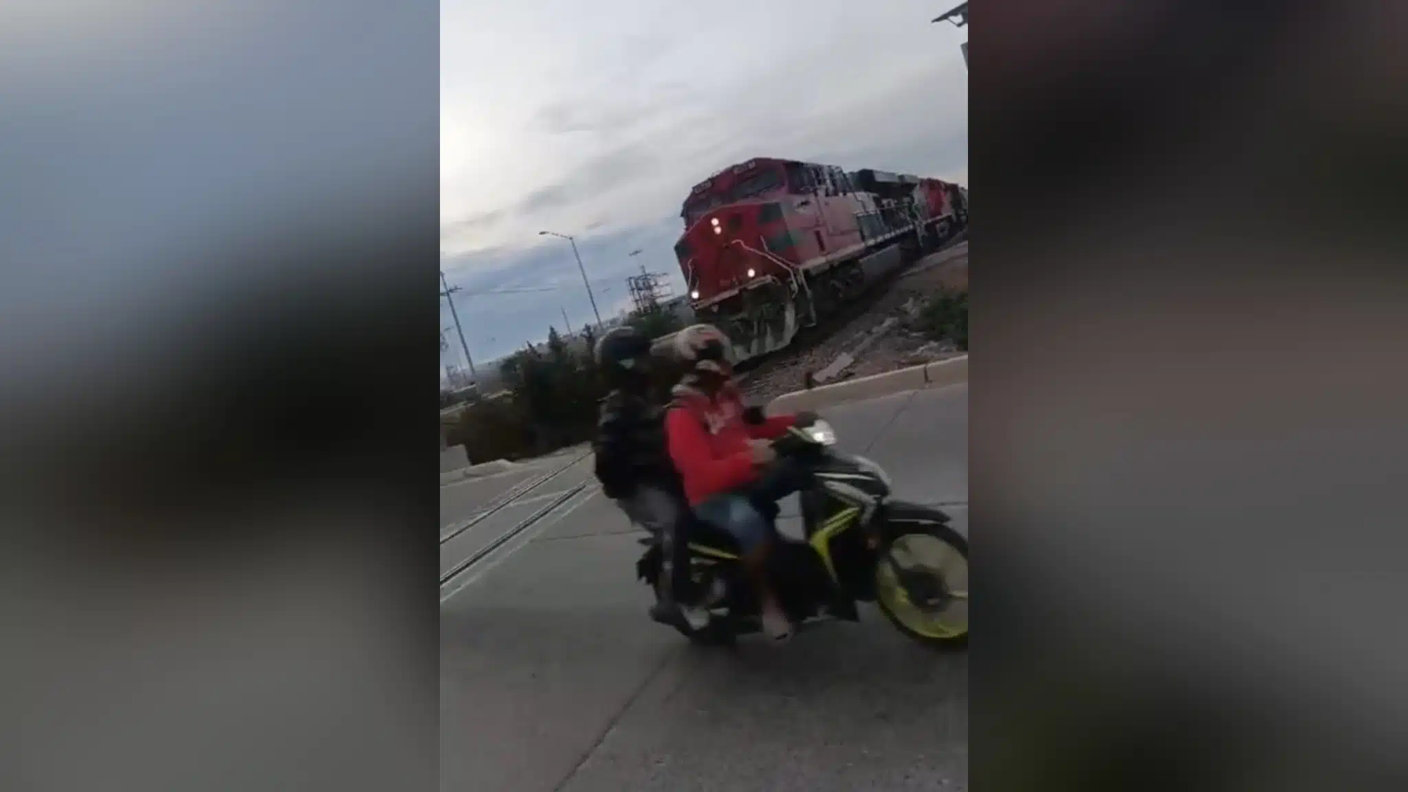 Motociclistas le ganan el paso al tren en Mazatlán