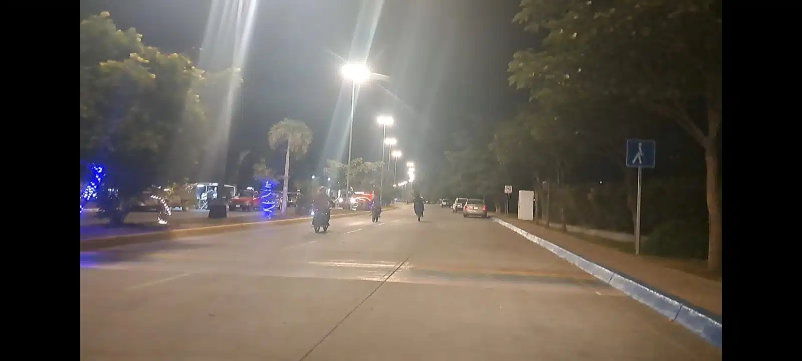 Motociclistas en el malecón sobre el río Sinaloa en Guasave.