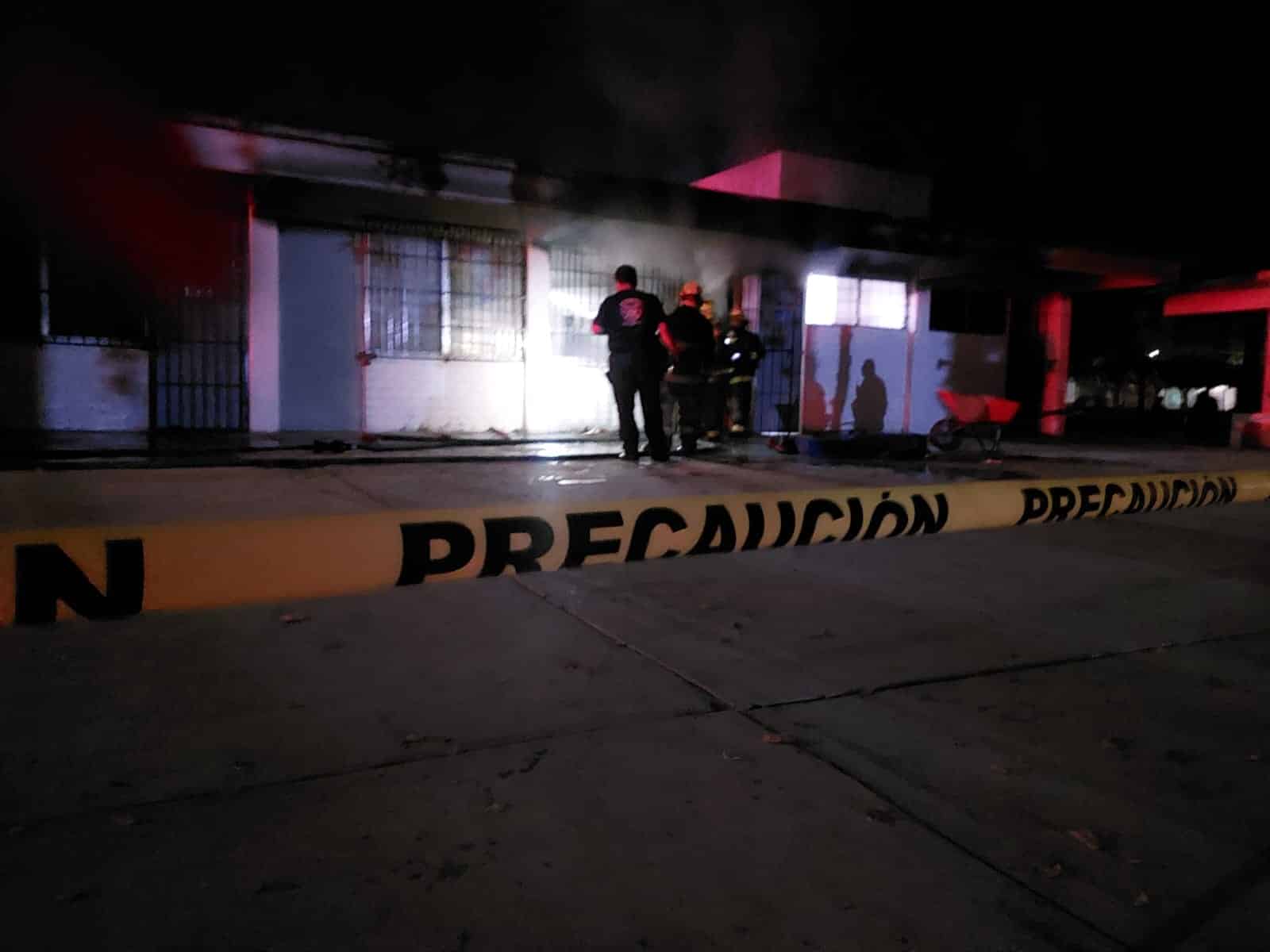 El cuerpo del trabajador fue localizado dentro del salón que se incendió.