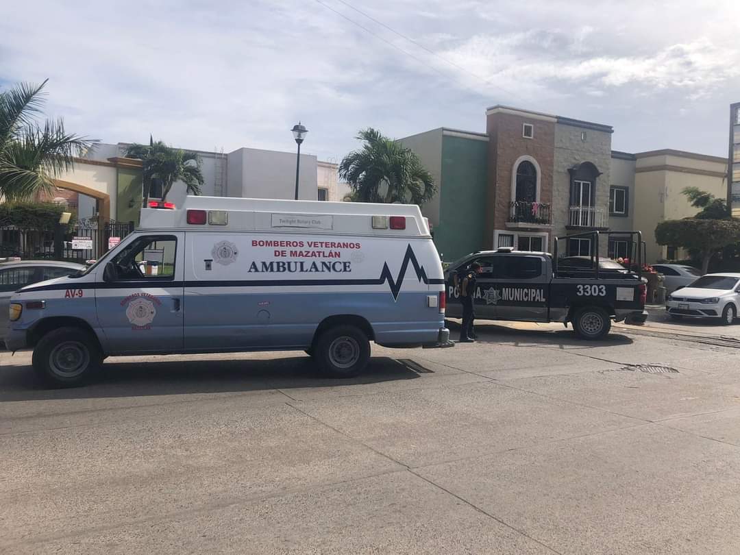 Bomberos Veteranos Mazatlán acudieron al lugar pero la mujer ya había sido llevada en un vehículo particular.