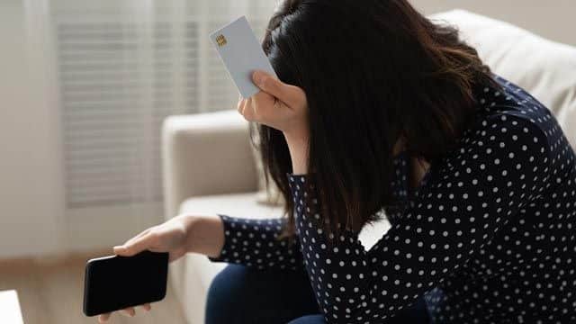 Mujer lamentándose