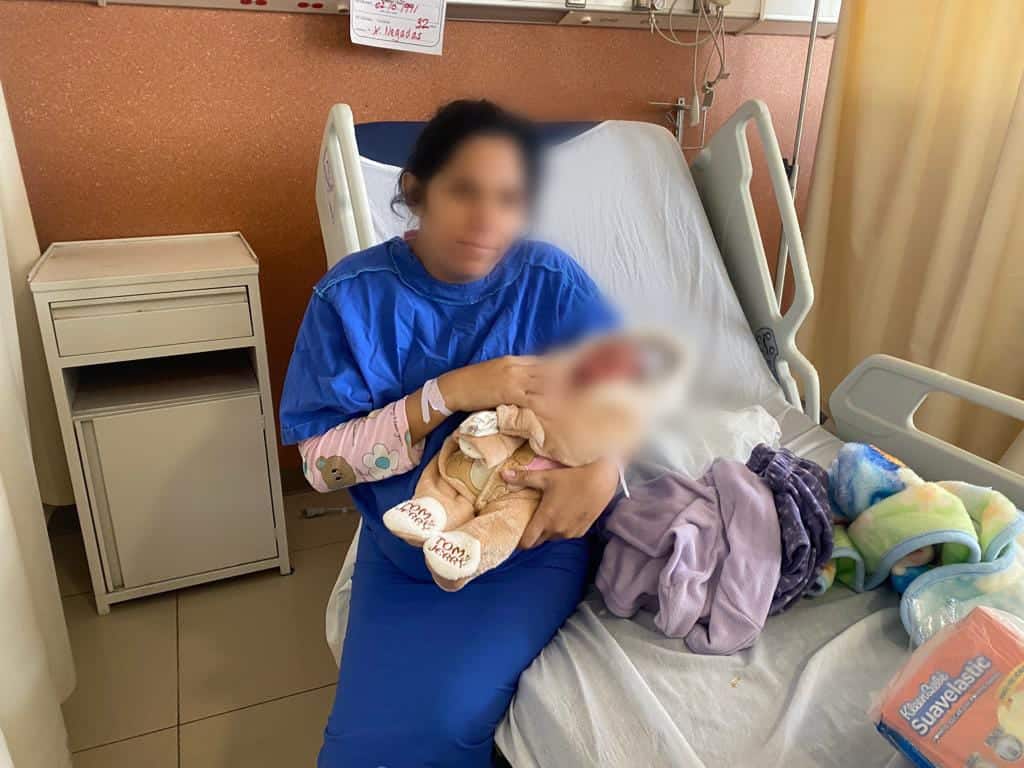 Berenice Ramírez Duarte y su hijo recién nacido.