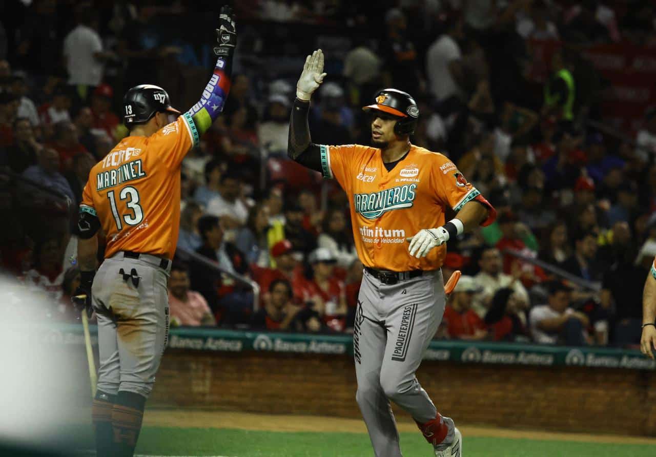 2 jugadores del equipo de Naranjeros de Hermosillo de la LMP chocandola