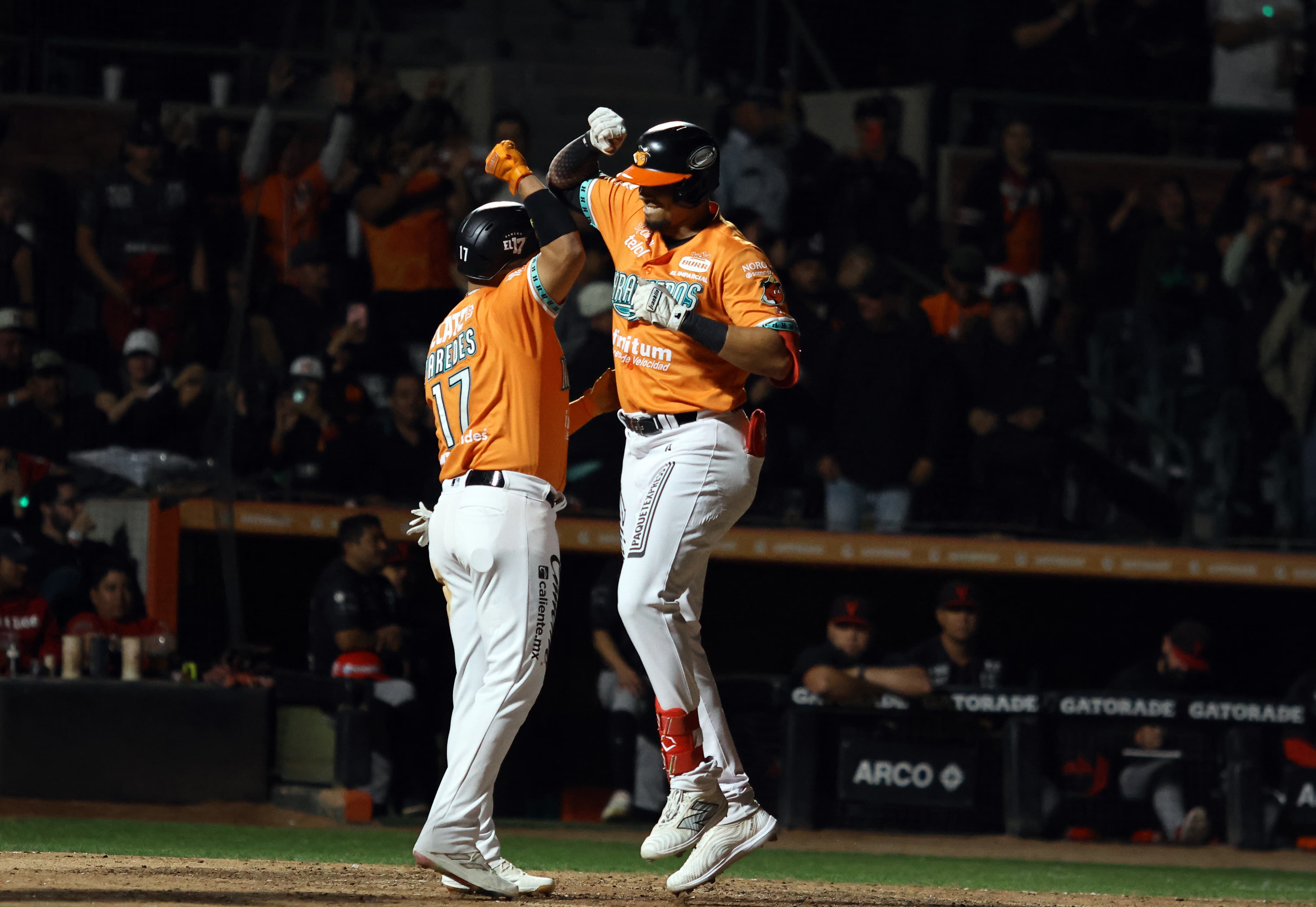 2 jugadores del equipo de Naranjeros de Hermosillo en la LMP celebrando