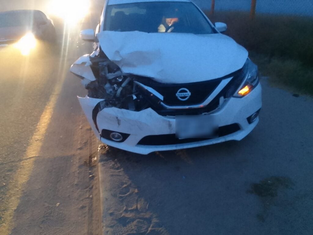 Carro chocado de la parte del frente tras un accidente tipo choque en Guasave