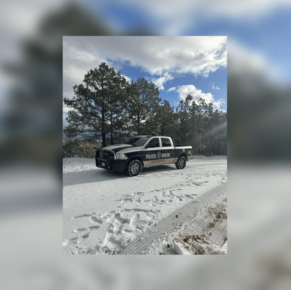 Patrulla de la Policía Municipal de Yécora, Sonora, en medio de la nieve