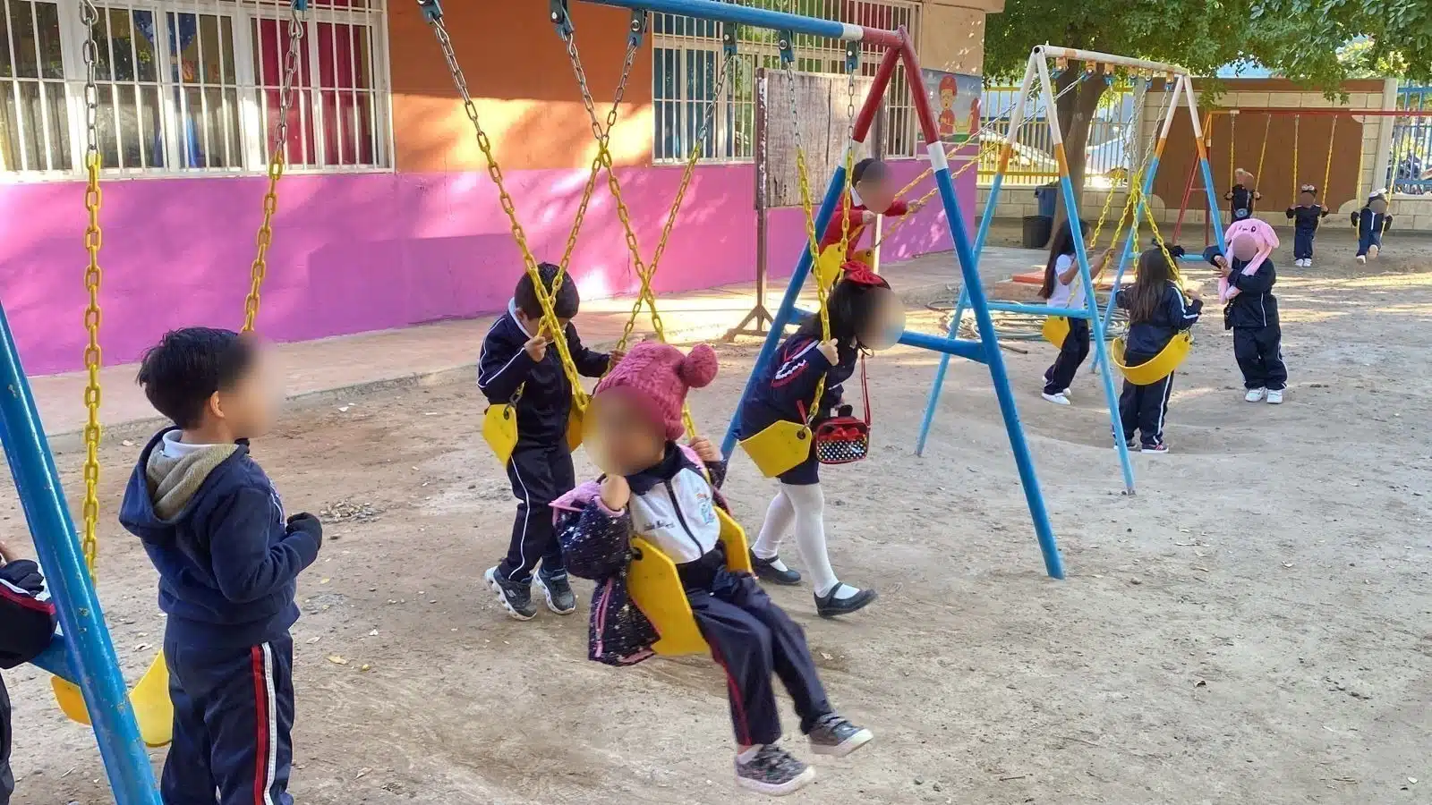 Niños jugando en los columpios en el regreso a clases en Guasave