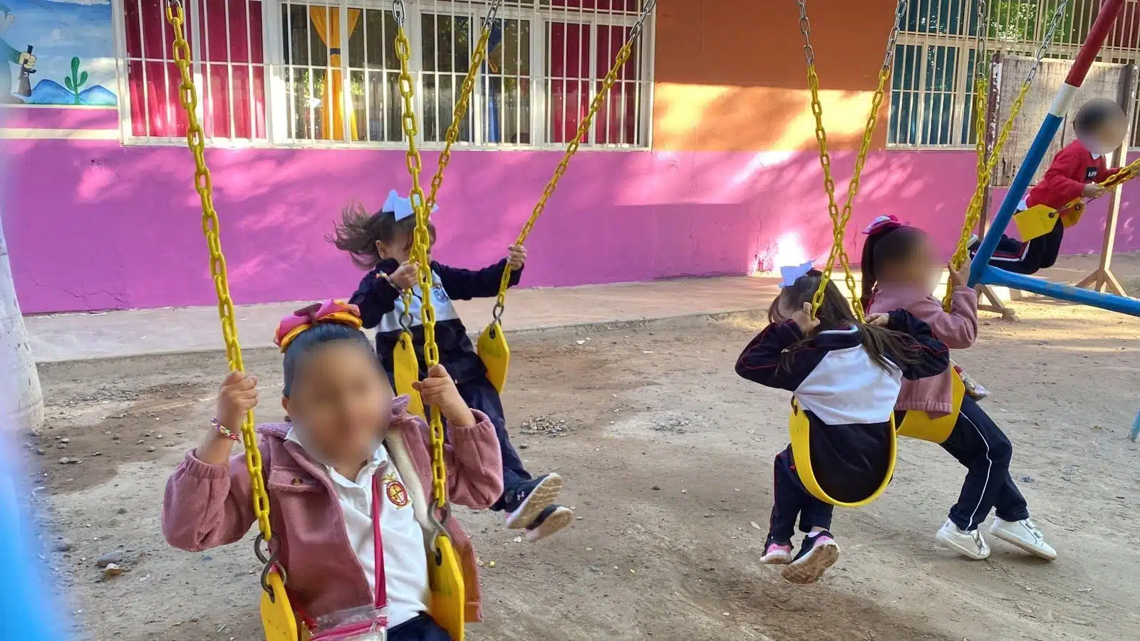 Niños jugando en los columpios en el regreso a clases en Guasave