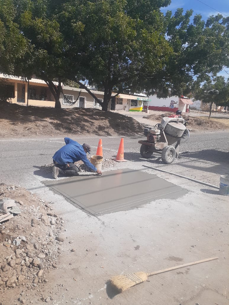 Personal del ayuntamiento de Mazatlán en una obra pública